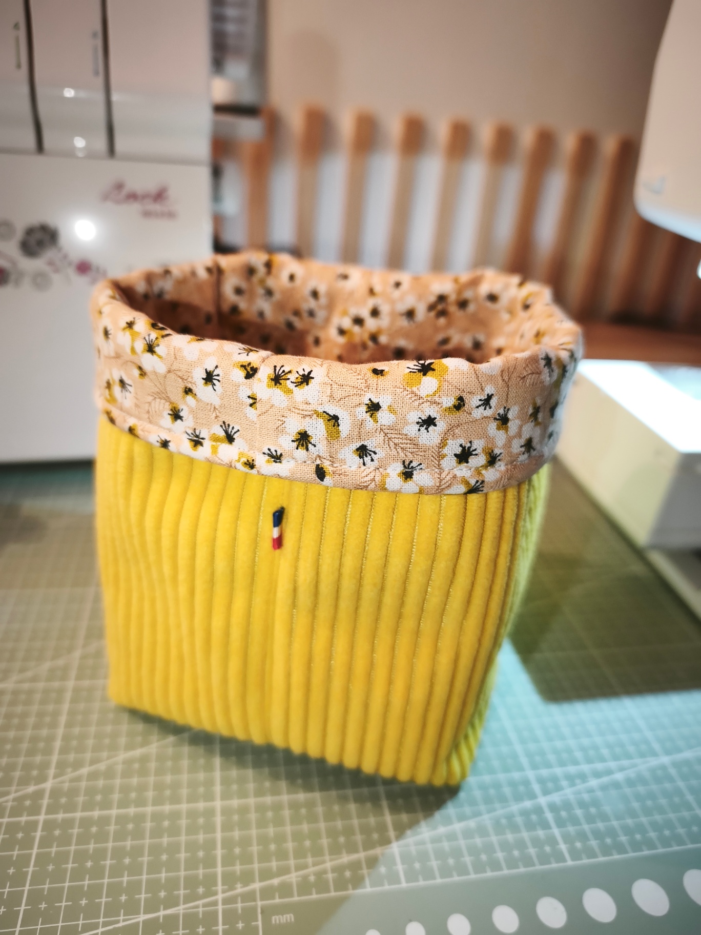 Panier jaune fleuri